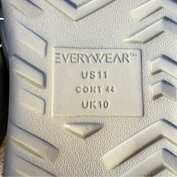 NWT Totes Black Flip Flops - Picture 5 of 7